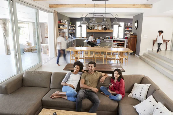 Gente sentada en el sofá y viendo televisión — Foto de Stock