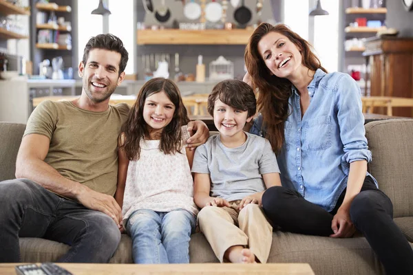 Familie sitzt auf Sofa — Stockfoto