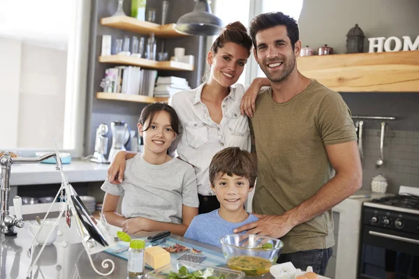 Familie In keuken na recept — Stockfoto