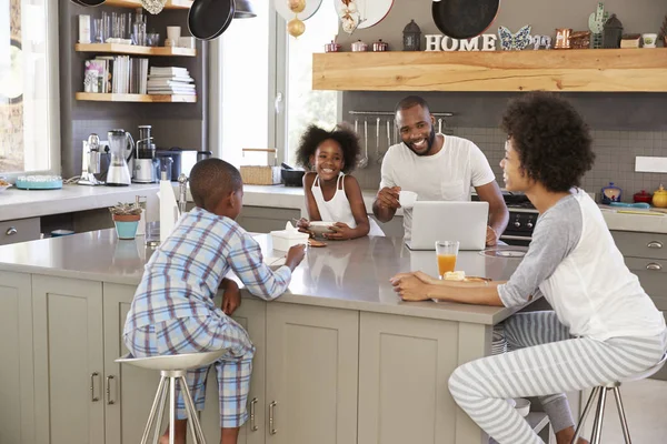Familie zitten In de keuken — Stockfoto