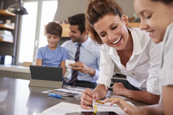 Padres ayudando a los niños con la tarea —  Fotos de Stock