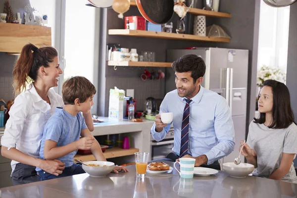 Padre teniendo desayuno familiar — Foto de Stock