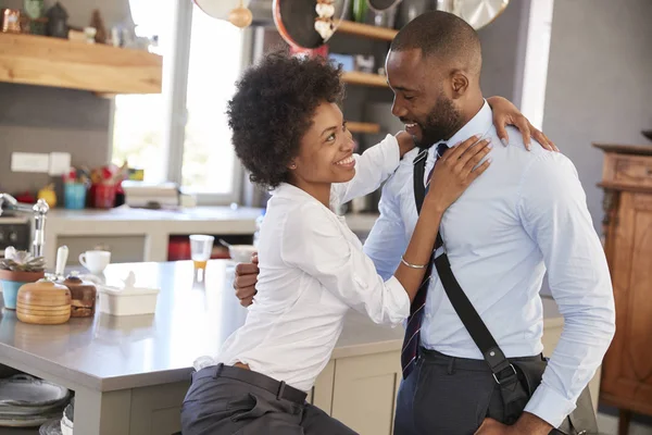 Marido dizendo adeus à esposa — Fotografia de Stock