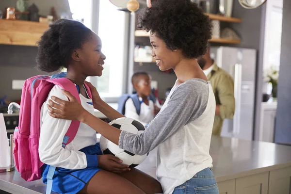 Mère disant au revoir à sa fille — Photo