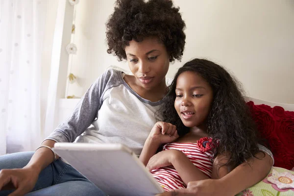 Mère et fille utilisant une tablette numérique — Photo