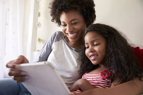 Madre e hija usando tableta digital — Foto de Stock