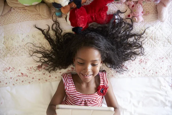 Junges Mädchen mit digitalem Tablet — Stockfoto