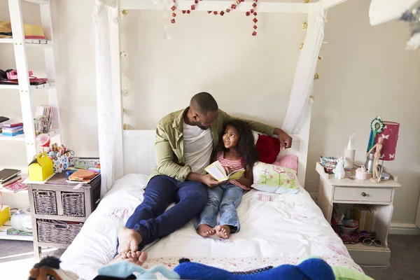 Padre e hija leyendo libro —  Fotos de Stock