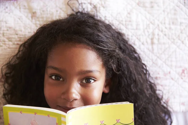 Mädchen lesen Buch — Stockfoto