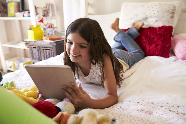 Giovane ragazza Utilizzando tablet digitale — Foto Stock