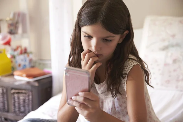 Meisje pesten SMS-bericht — Stockfoto