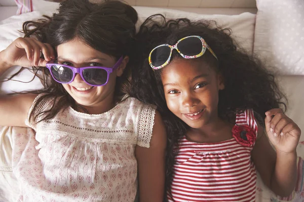 Δύο κορίτσια που φορώντας γυαλιά ηλίου — Φωτογραφία Αρχείου