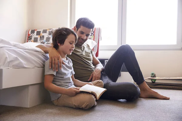 Padre e hijo leyendo libro —  Fotos de Stock