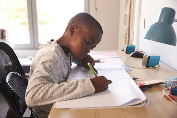 Jongen doet huiswerk — Stockfoto