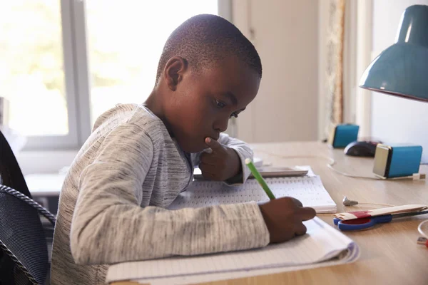 Jongen doet huiswerk — Stockfoto