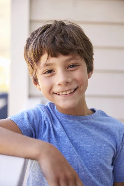 Portrét chlapce před domem — Stock fotografie