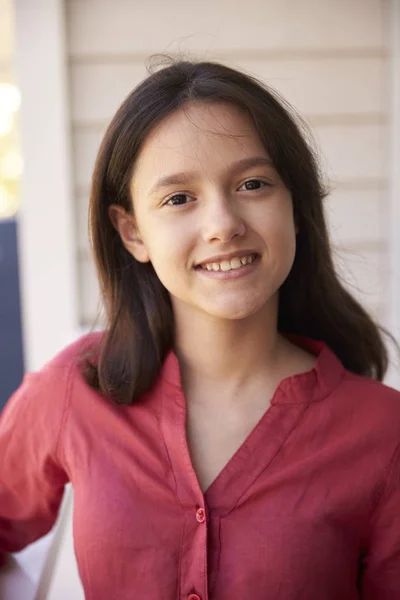 Retrato de menina fora da casa — Fotografia de Stock