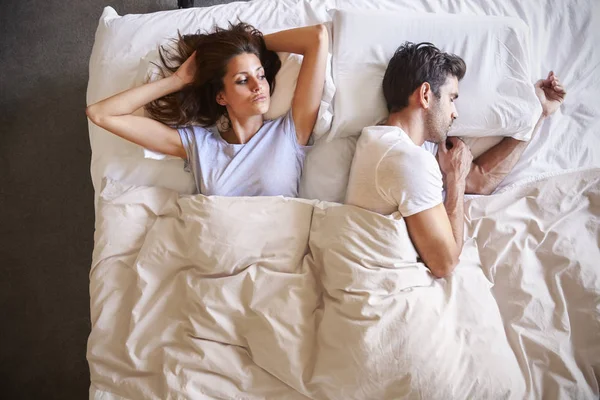 Couple lying in bed together — Stock Photo, Image