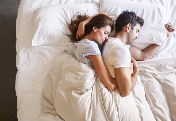 Paar liegt zusammen im Bett — Stockfoto
