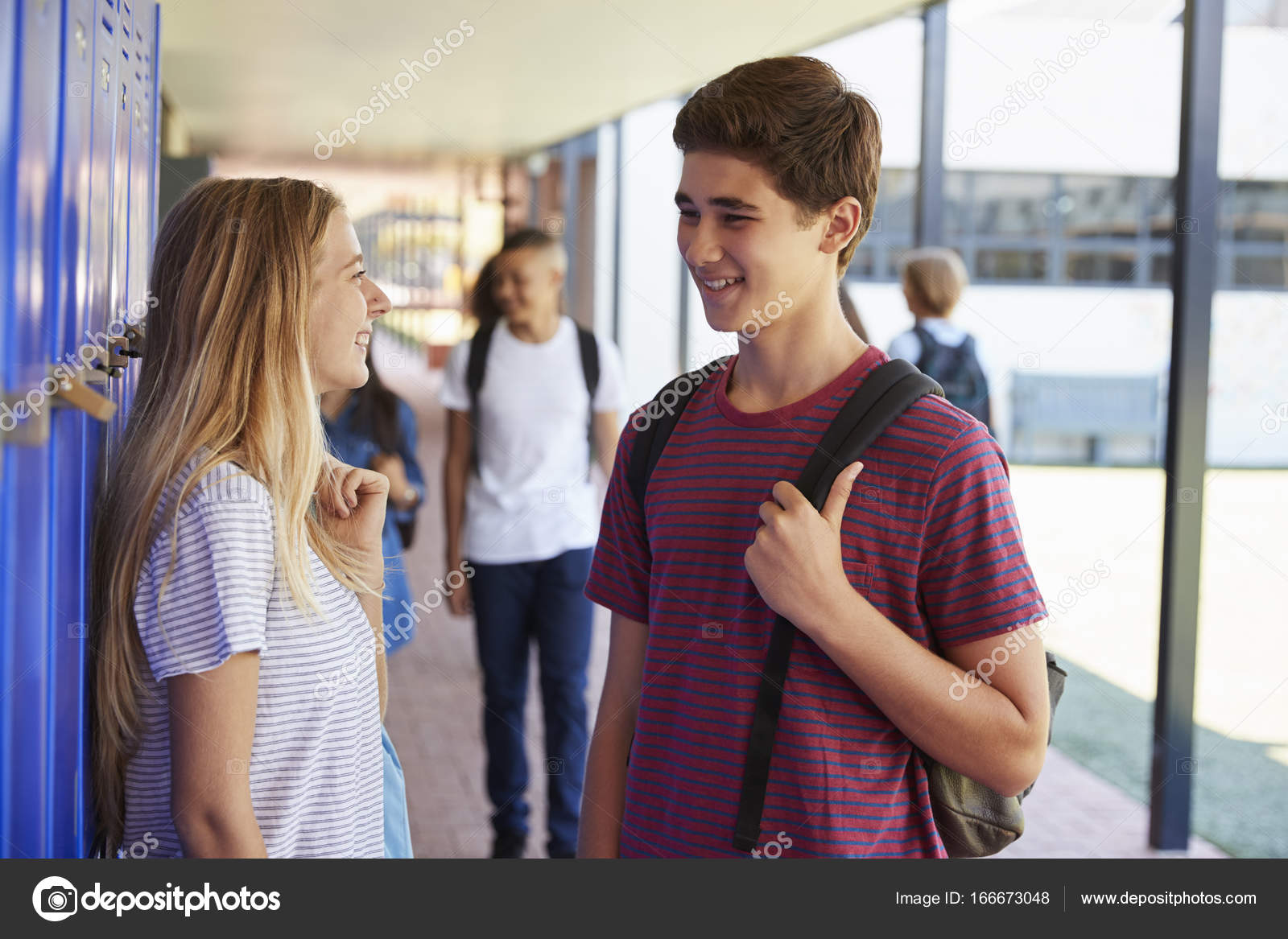 Freunde unterhalten sich auf Schulflur – Stockfoto © monkeybusiness  #166673048, image size:1600x1167