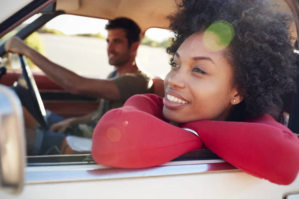 Paar ontspannen in auto — Stockfoto