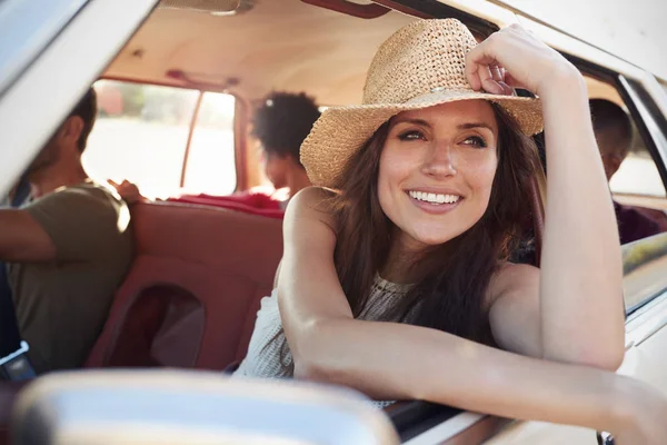 Freunde entspannen sich im Auto — Stockfoto