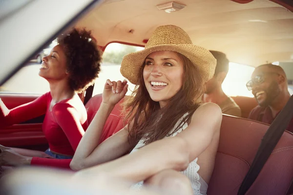 Vrienden ontspannen in auto — Stockfoto