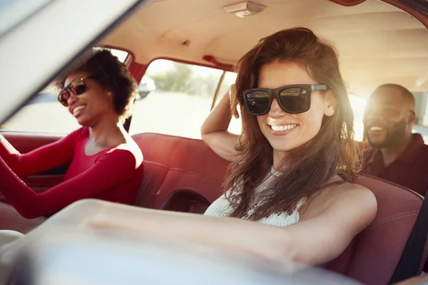 Freunde entspannen sich im Auto — Stockfoto