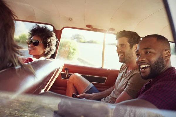 Amigos relajándose en coche — Foto de Stock