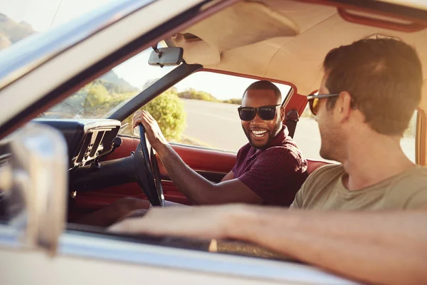 Friends relaxing in car — Stock Photo, Image