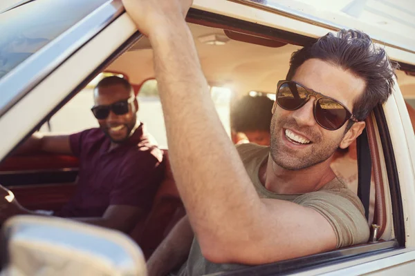 Freunde entspannen sich im Auto — Stockfoto