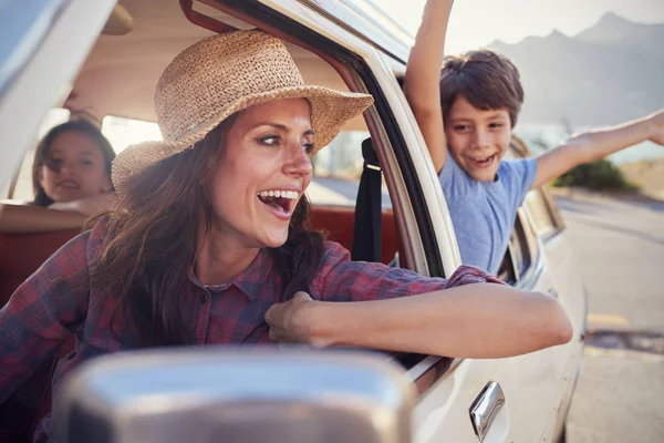 Mutter und Kind schauen aus Auto — Stockfoto