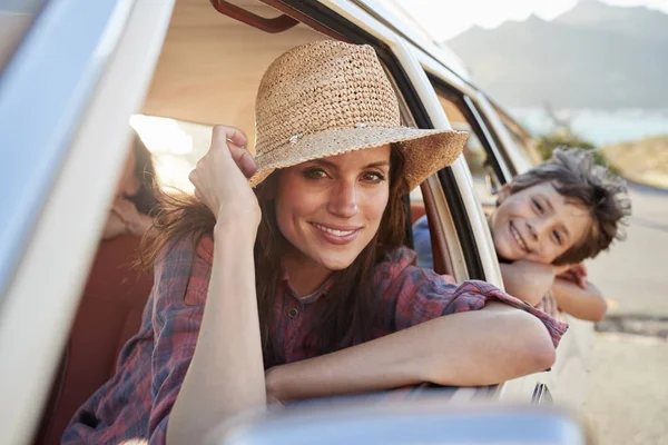 Moeder en kind op zoek uit auto — Stockfoto