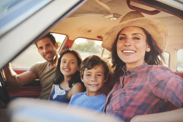 Family sitting in car — Stock Photo, Image
