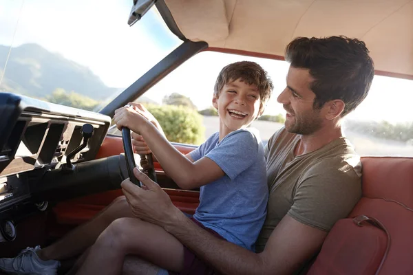 Padre enseñando a hijo a conducir — Foto de Stock