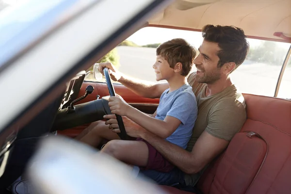 Pai ensinando filho para dirigir — Fotografia de Stock