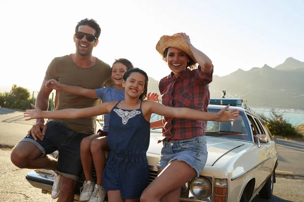 Familia posando cerca de coche clssic retro — Foto de Stock