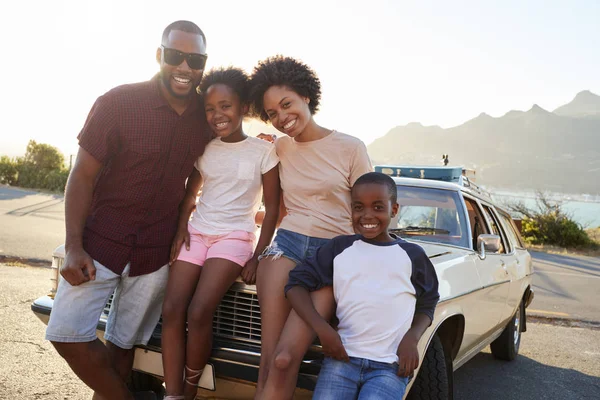 Famille posant près de voiture clssic rétro — Photo