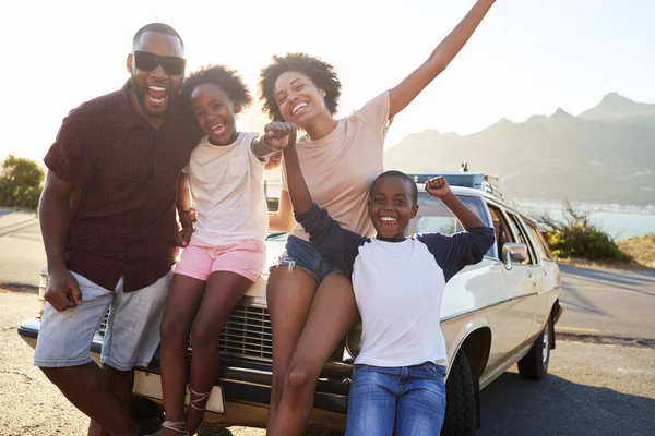 Familie posiert in der Nähe eines Oldtimers — Stockfoto