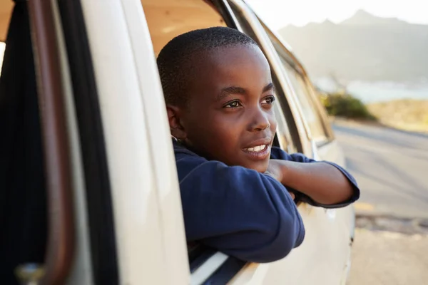 Çocuk araba pencereden dışarı bakıyor — Stok fotoğraf