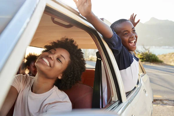 Mor och barn tittar ur bil — Stockfoto