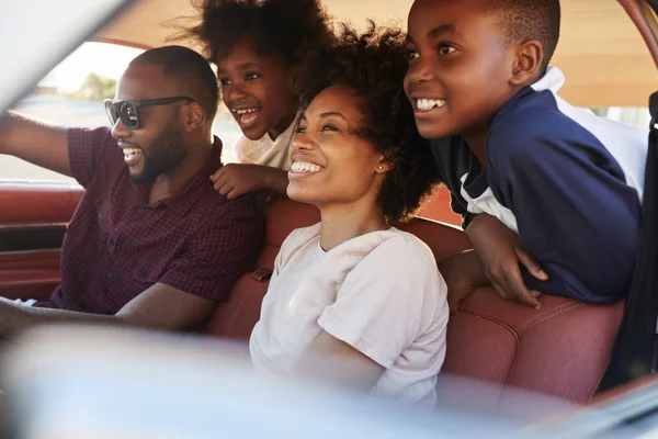 Familie zitten in auto — Stockfoto