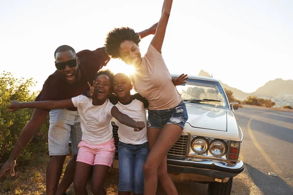 Famille posant près de voiture clssic rétro — Photo