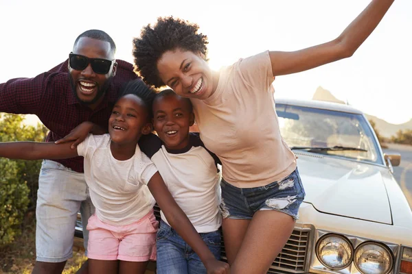 Famille posant près de voiture clssic rétro — Photo