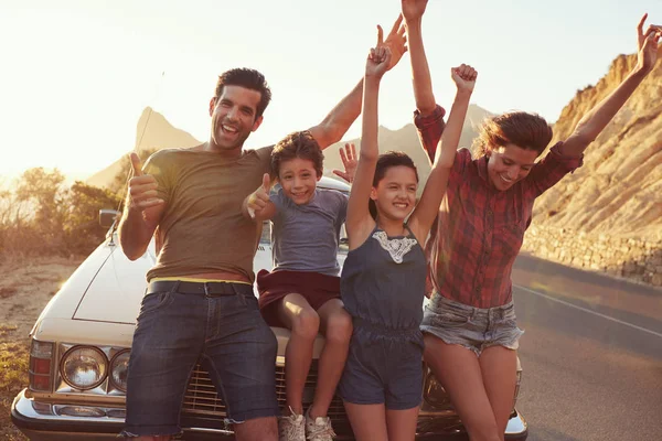 Famille posant près de voiture clssic rétro — Photo