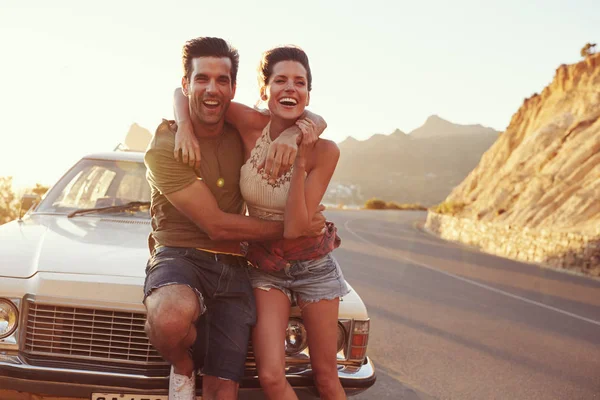 Couple posant près de voiture vintage — Photo