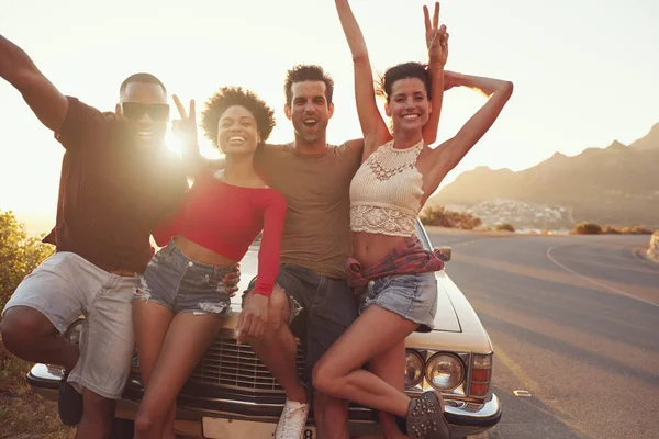 Friends posing near classic car — Stock Photo, Image