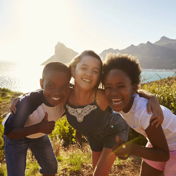 Kinder posinb am Meer — Stockfoto