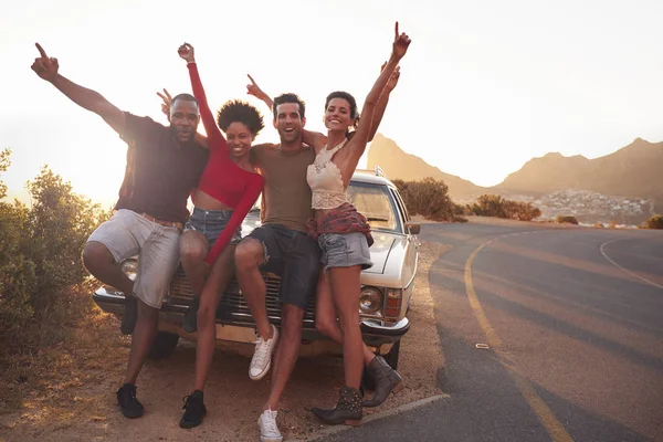 Amigos posando cerca de coche clásico —  Fotos de Stock