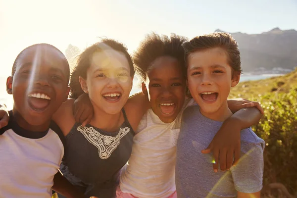 Bambini posinb sul mare — Foto Stock